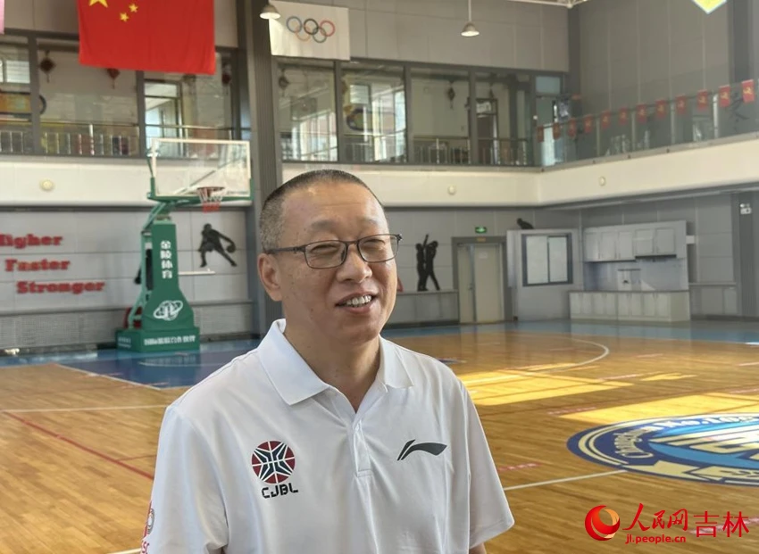 如何在篮球冬令营中加强体能训练？_0